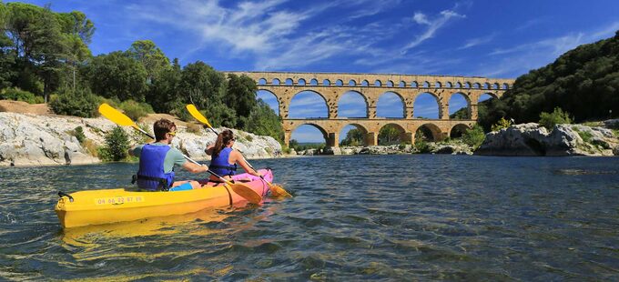 location-canoe-descente-pont-du-gard.jpg